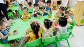 Hoạt động nhặt rau ngót của các bé 3 tuổi lớp C1