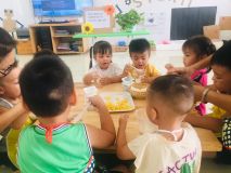 Hoạt động trái nghiệm: Làm sữa chua mít của các bé lớp C1