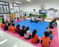 Tuổi thơ con lớn lên qua lời ru, những câu chuyện kể của bà của mẹ và của cô giáo. Lời ru tiếng hát, giọng kể ấy là thanh âm ngọt ngào, dịu êm theo con đến suốt cuộc đời.