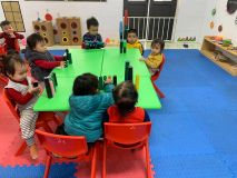 bé chơi vỡi lõi chỉ