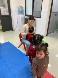 bé rửa mặt