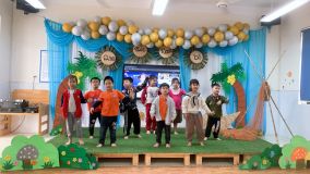 A3 biểu diễn văn nghệ chào mừng 8/3