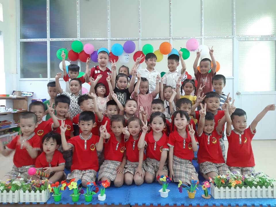    Ảnh trẻ vui sinh nhật cùng các bạn