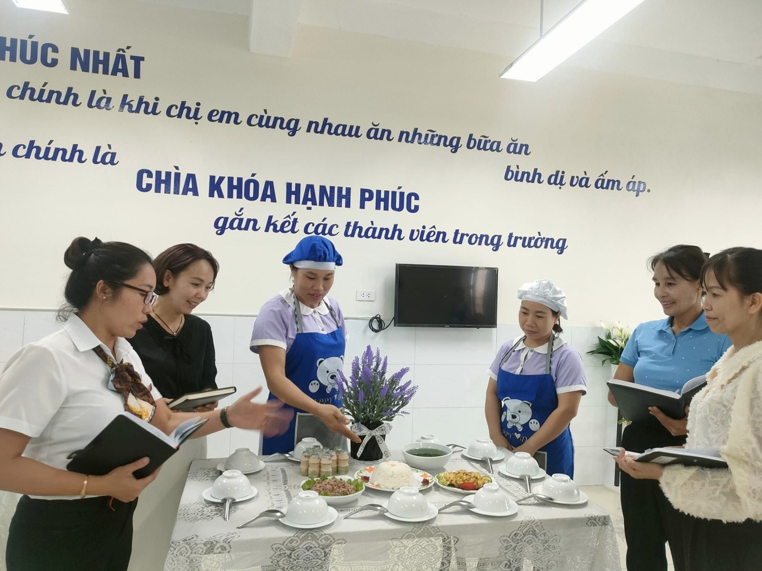 Những bữa ăn bán trú phong phú, đủ dinh dưỡng của các bé lớp A2 Trường Mầm Cao Dương II